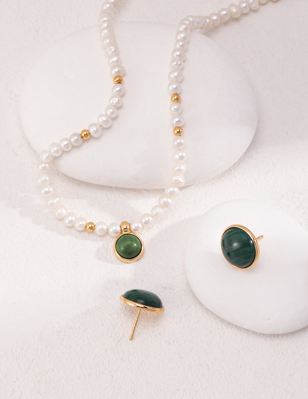 Elegant necklace featuring delicate baroque pearls and vibrant green agate, crafted from 925 silver and finished in vintage gold. The necklace has a chain length of 38cm with a 6cm extension, pearl size of approximately 4.5mm, and a pendant width of approximately 9.5mm. A perfect accessory for any occasion, blending natural beauty with vintage charm.