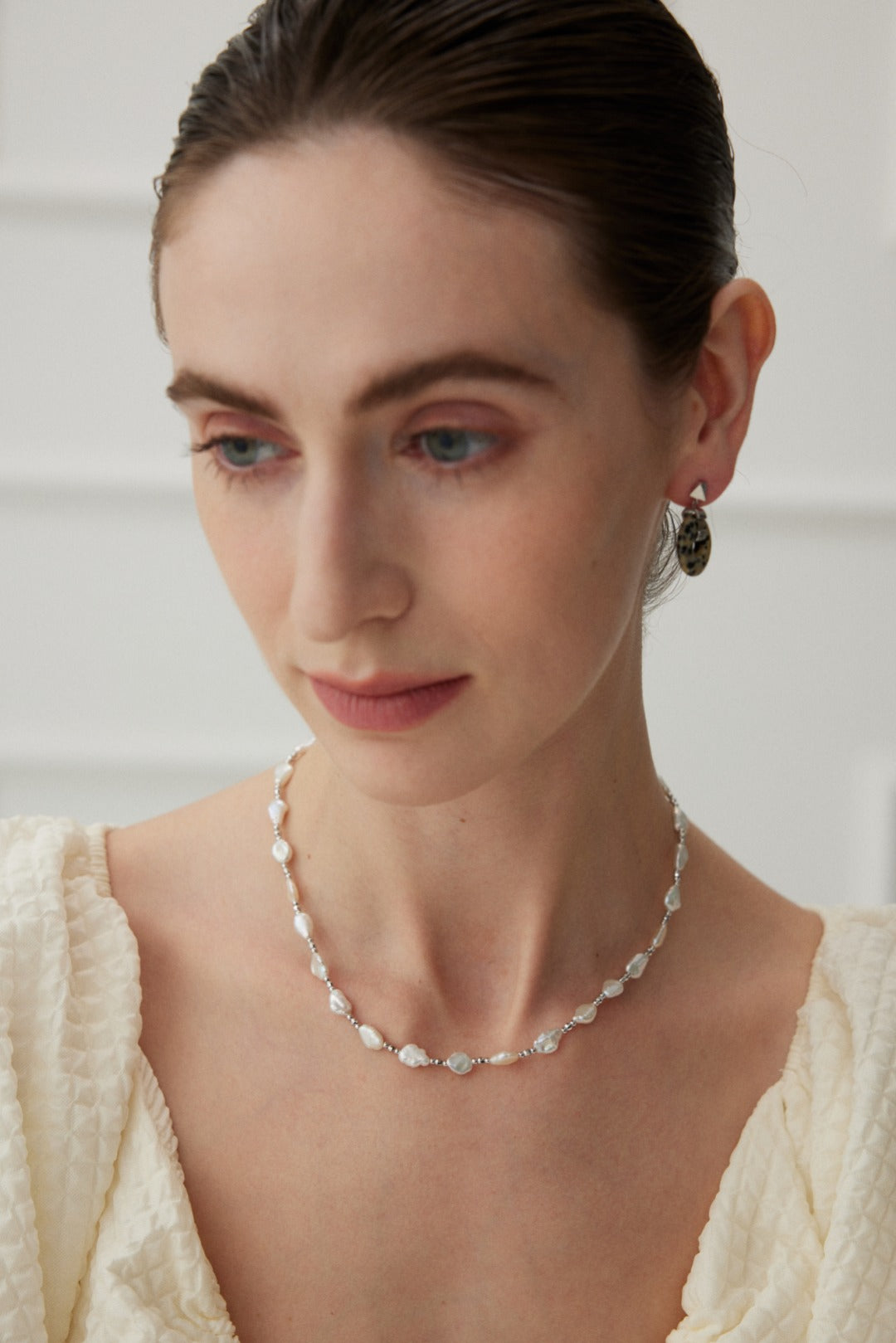 Stunning baroque pearl necklace crafted from high-quality S925 silver and finished in radiant white gold. This elegant piece features a chain length of 41cm with a 5cm extension chain, silver bead widths of 1.5-2mm, and baroque pearl widths of 6-7mm. Inspired by the elegance of Baroque art, this necklace embodies tranquility and luxury, making it a timeless addition to any jewelry collection suitable for all occasions.