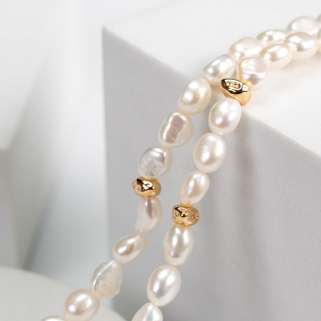 Elegant necklace featuring delicate baroque pearls and shimmering silver beads, crafted from S925 silver with a vintage gold finish. The chain measures 41cm with a 5cm extension, showcasing silver beads that are 6mm and 8mm wide alongside 6-7mm baroque pearls. 