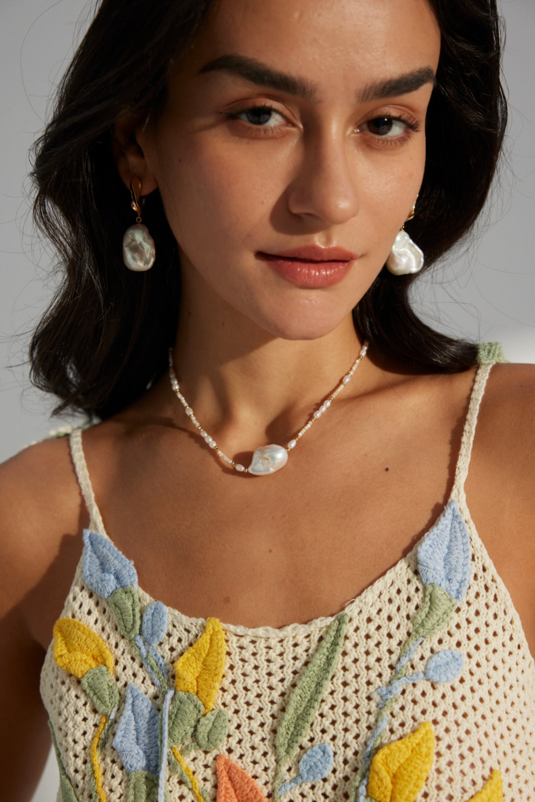 Baroque pearl earrings in 925 sterling silver in vintage gold and white gold finishes, 4-5cm in length.