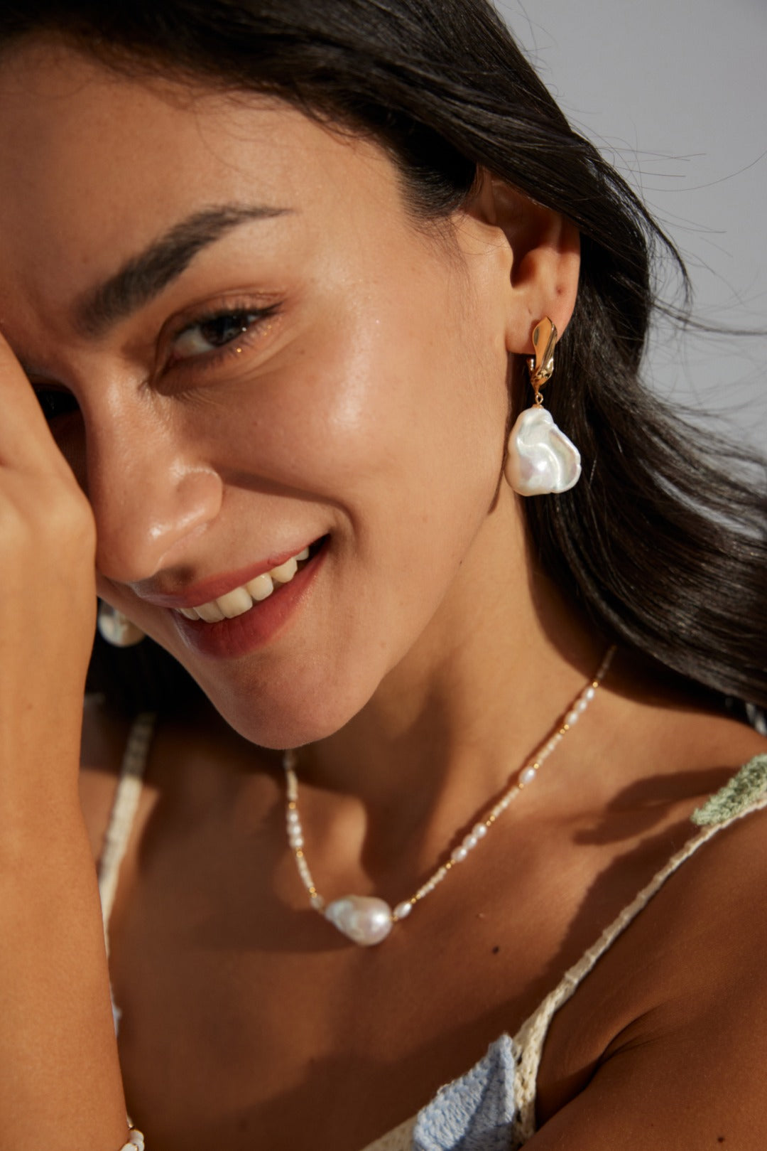 Baroque pearl earrings in 925 sterling silver in vintage gold and white gold finishes, 4-5cm in length.