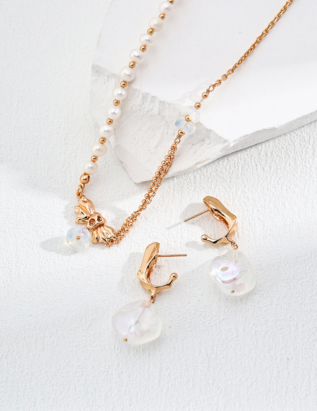 Baroque pearl earrings in 925 sterling silver in vintage gold and white gold finishes, 4-5cm in length.