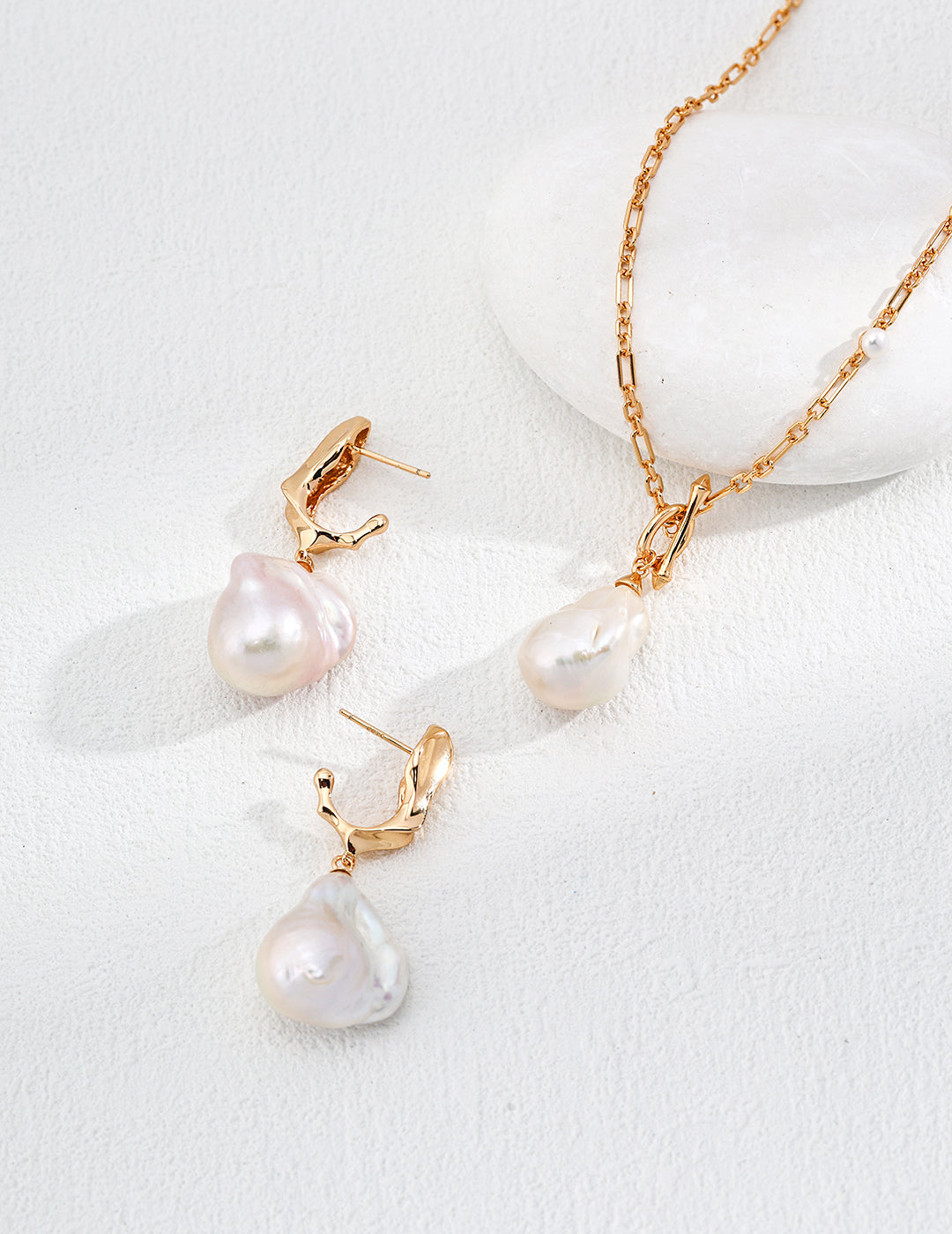 Baroque pearl earrings in 925 sterling silver in vintage gold and white gold finishes, 4-5cm in length.