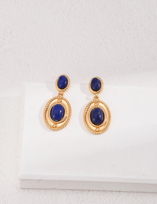 Elegant 925 silver vintage gold earrings featuring lapis lazuli stones with bead-edged detailing. The earrings are approximately 3cm in height and 1.3cm in width, showcasing lapis lazuli stones sized 6mm x 8mm and 4mm x 6mm. These timeless earrings beautifully combine the deep blue hue of lapis lazuli with a lively bead-edge design, evoking a romantic underwater charm.