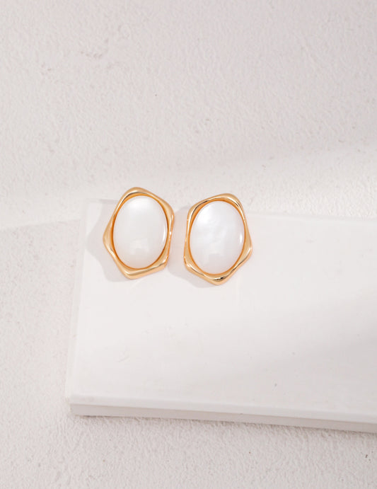 Vintage gold sterling silver mother-of-pearl earrings, 2.3cm high, featuring a minimalist and bohemian design.
