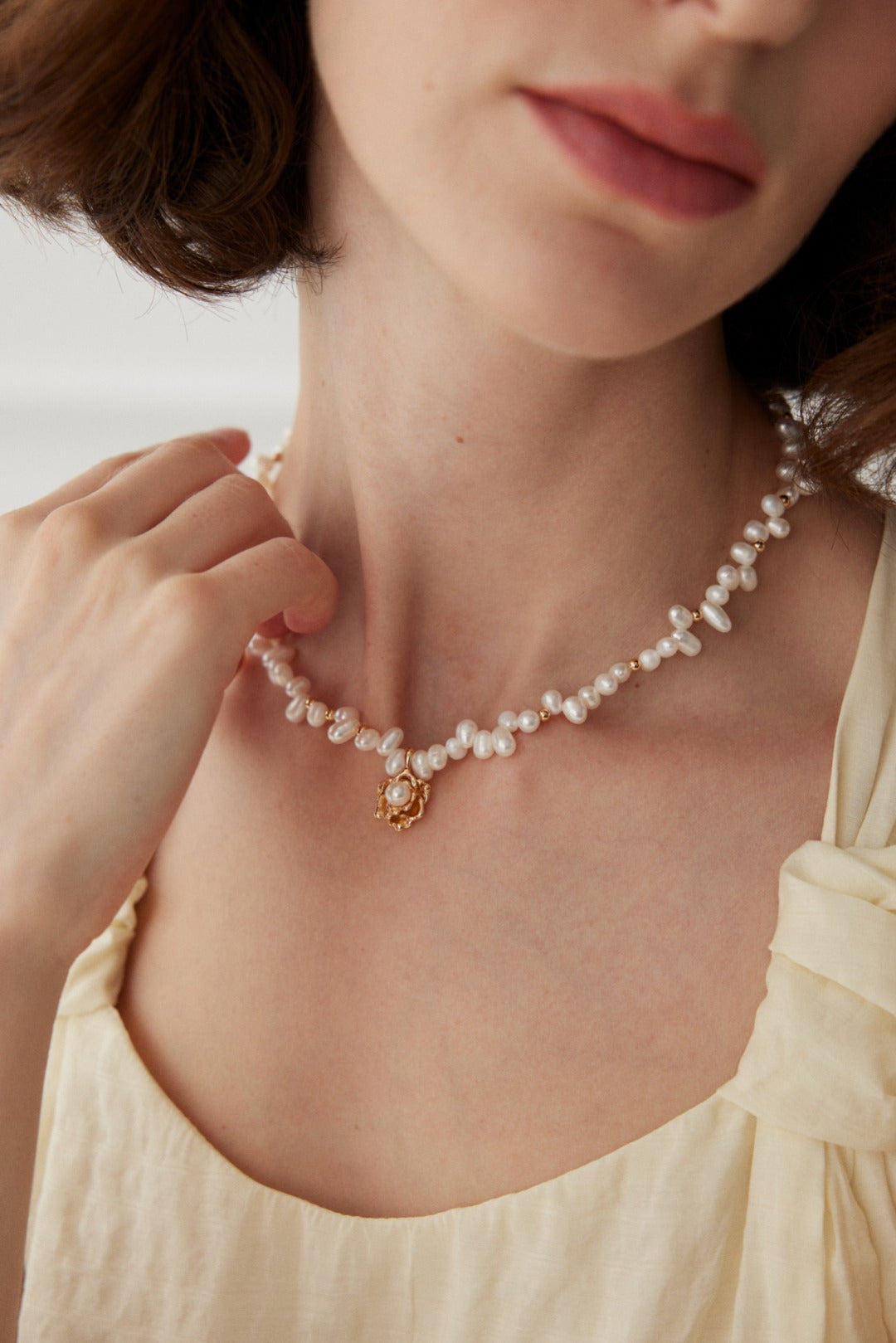 Chic camellia pendant necklace crafted from S925 silver with a vintage gold finish. The necklace features a 38cm chain with a 6cm extension and a beautifully detailed camellia pendant measuring 12.5mm in height, 12mm in width, and 5mm in thickness, adorned with 3mm to 4mm pearls. 