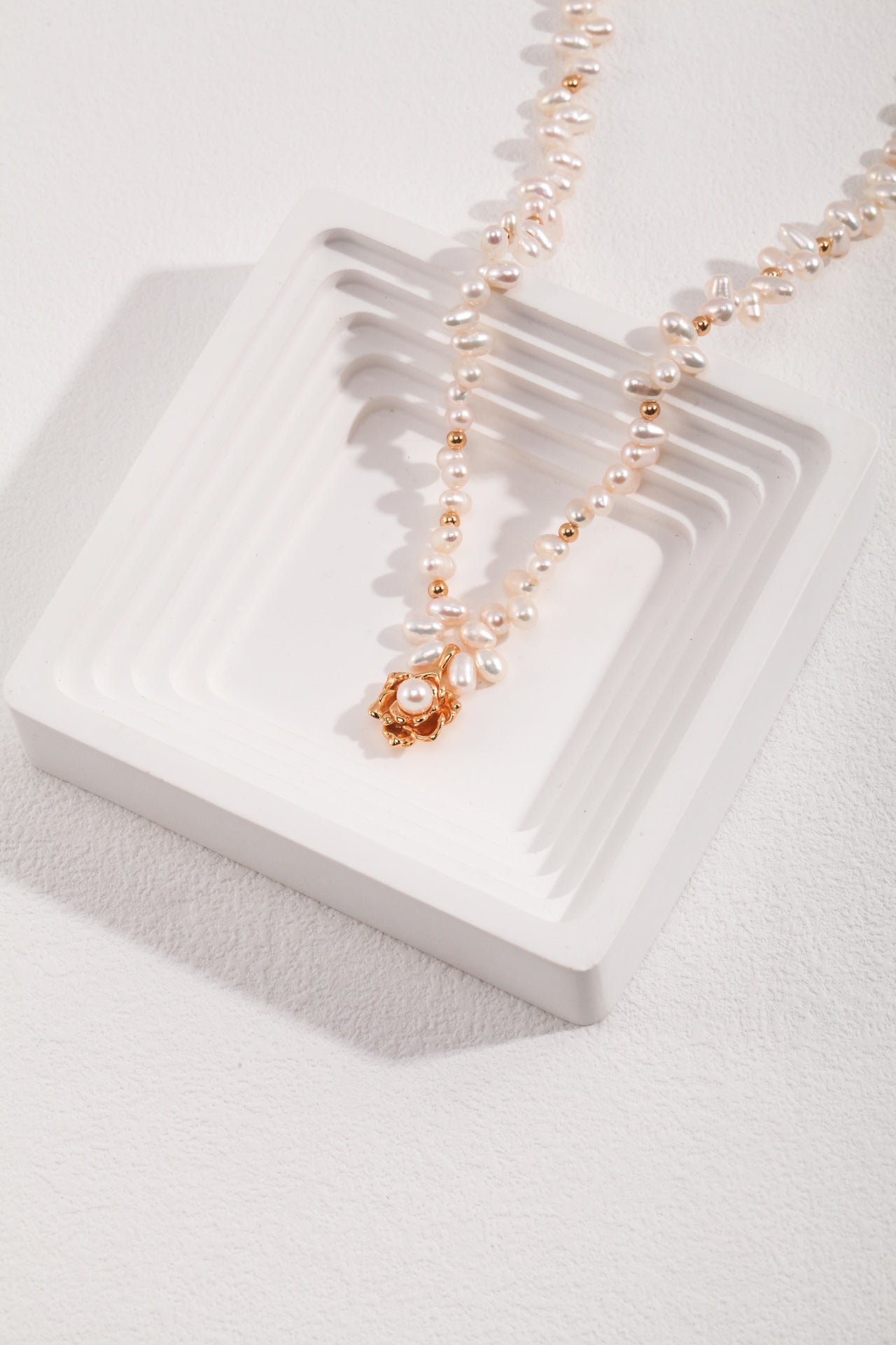 Chic camellia pendant necklace crafted from S925 silver with a vintage gold finish. The necklace features a 38cm chain with a 6cm extension and a beautifully detailed camellia pendant measuring 12.5mm in height, 12mm in width, and 5mm in thickness, adorned with 3mm to 4mm pearls. 
