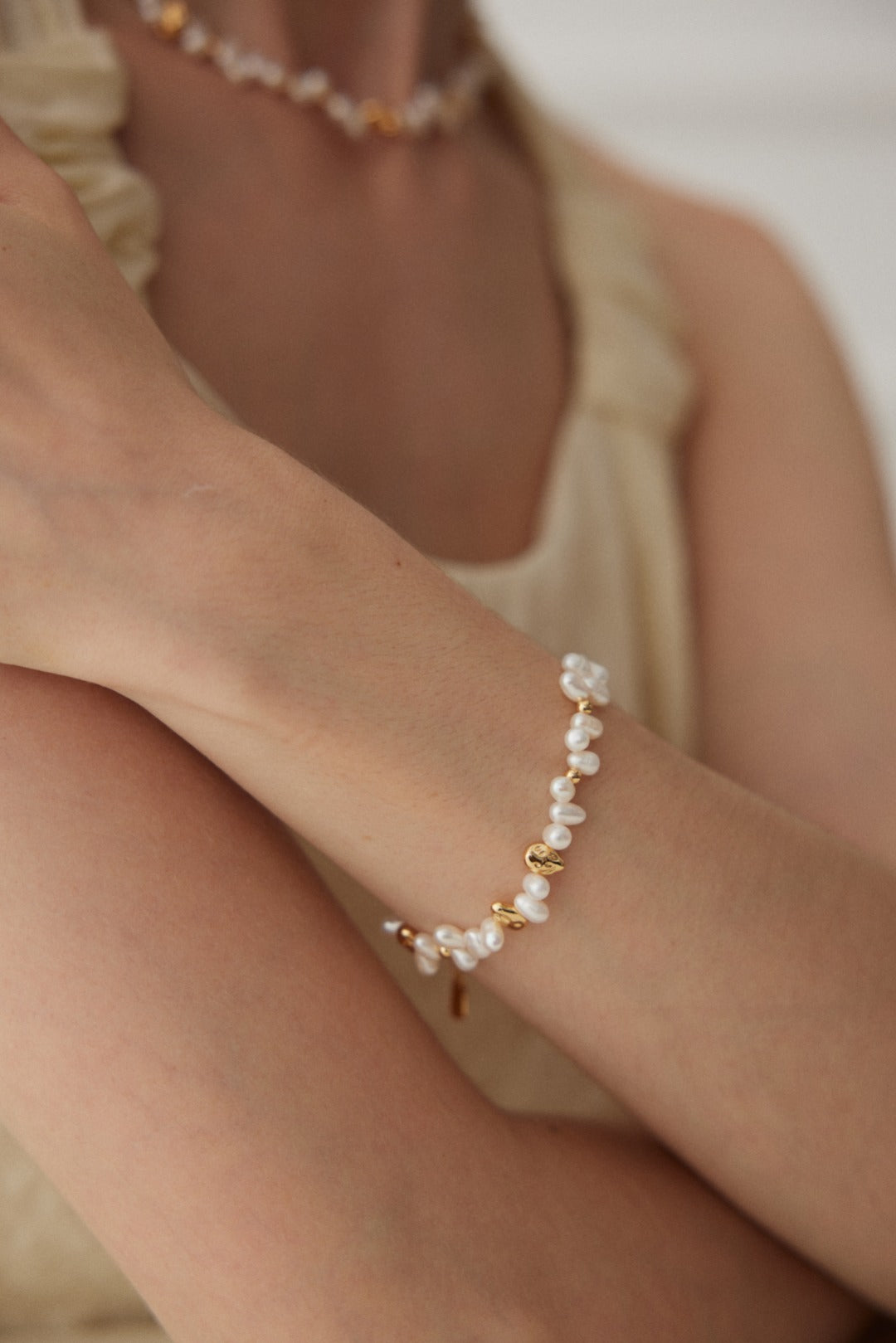 Elegant bracelet crafted from 925 silver with a vintage gold finish, featuring 4-5mm pearls. Measuring 14cm in length with a 4cm extension chain, this versatile piece is perfect for layering or wearing alone.