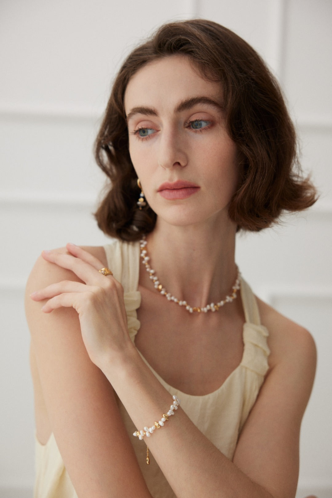 Elegant bracelet crafted from 925 silver with a vintage gold finish, featuring 4-5mm pearls. Measuring 14cm in length with a 4cm extension chain, this versatile piece is perfect for layering or wearing alone.