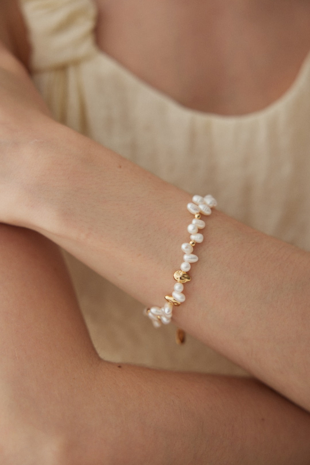 Elegant bracelet crafted from 925 silver with a vintage gold finish, featuring 4-5mm pearls. Measuring 14cm in length with a 4cm extension chain, this versatile piece is perfect for layering or wearing alone.