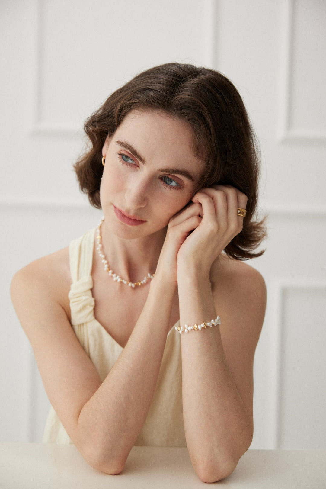 Elegant bracelet crafted from 925 silver with a vintage gold finish, featuring 4-5mm pearls. Measuring 14cm in length with a 4cm extension chain, this versatile piece is perfect for layering or wearing alone.