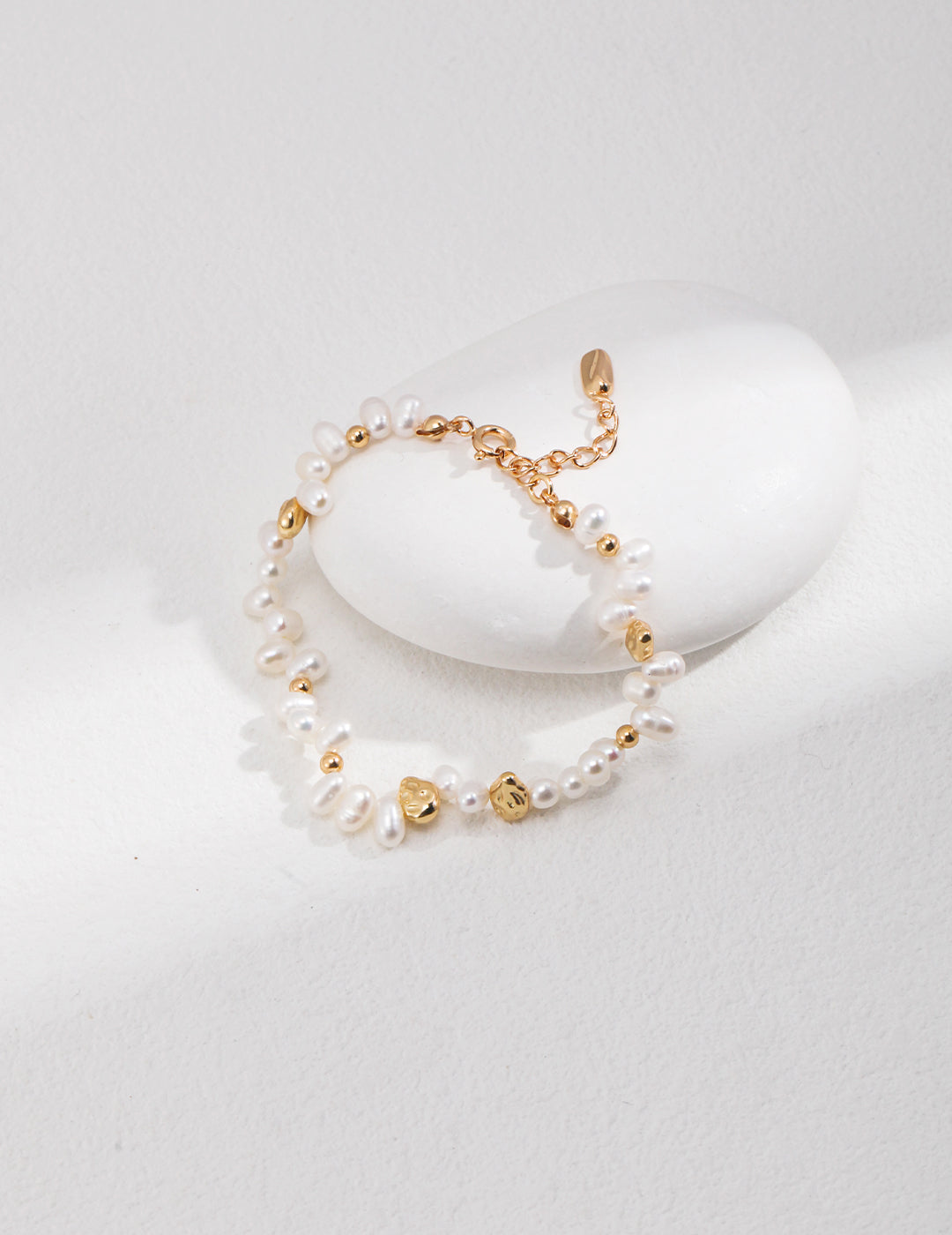 Elegant bracelet crafted from 925 silver with a vintage gold finish, featuring 4-5mm pearls. Measuring 14cm in length with a 4cm extension chain, this versatile piece is perfect for layering or wearing alone.