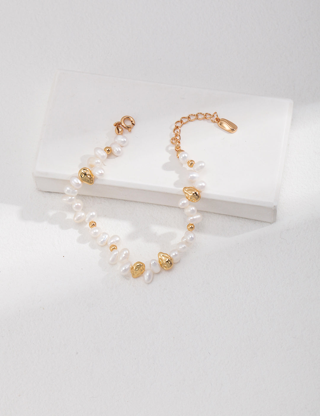 Elegant bracelet crafted from 925 silver with a vintage gold finish, featuring 4-5mm pearls. Measuring 14cm in length with a 4cm extension chain, this versatile piece is perfect for layering or wearing alone.