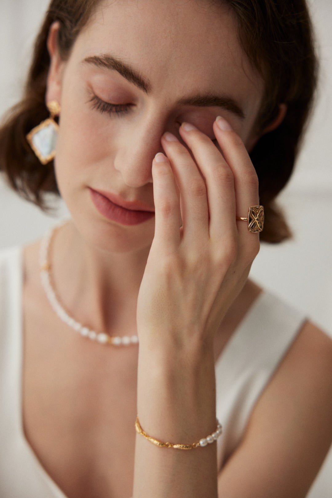 Elegant Half Pearl Half Gold Natural Pearl Bracelet crafted from S925 silver and natural pearls, finished in vintage gold. The bracelet measures approximately 16.5cm with a 4cm extension chain. Each pearl is about 5mm in size, while the silver accents are approximately 3mm x 4mm. This delicate design alternates between pearls and silver pieces, offering a perfect balance of classic charm and modern sophistication.