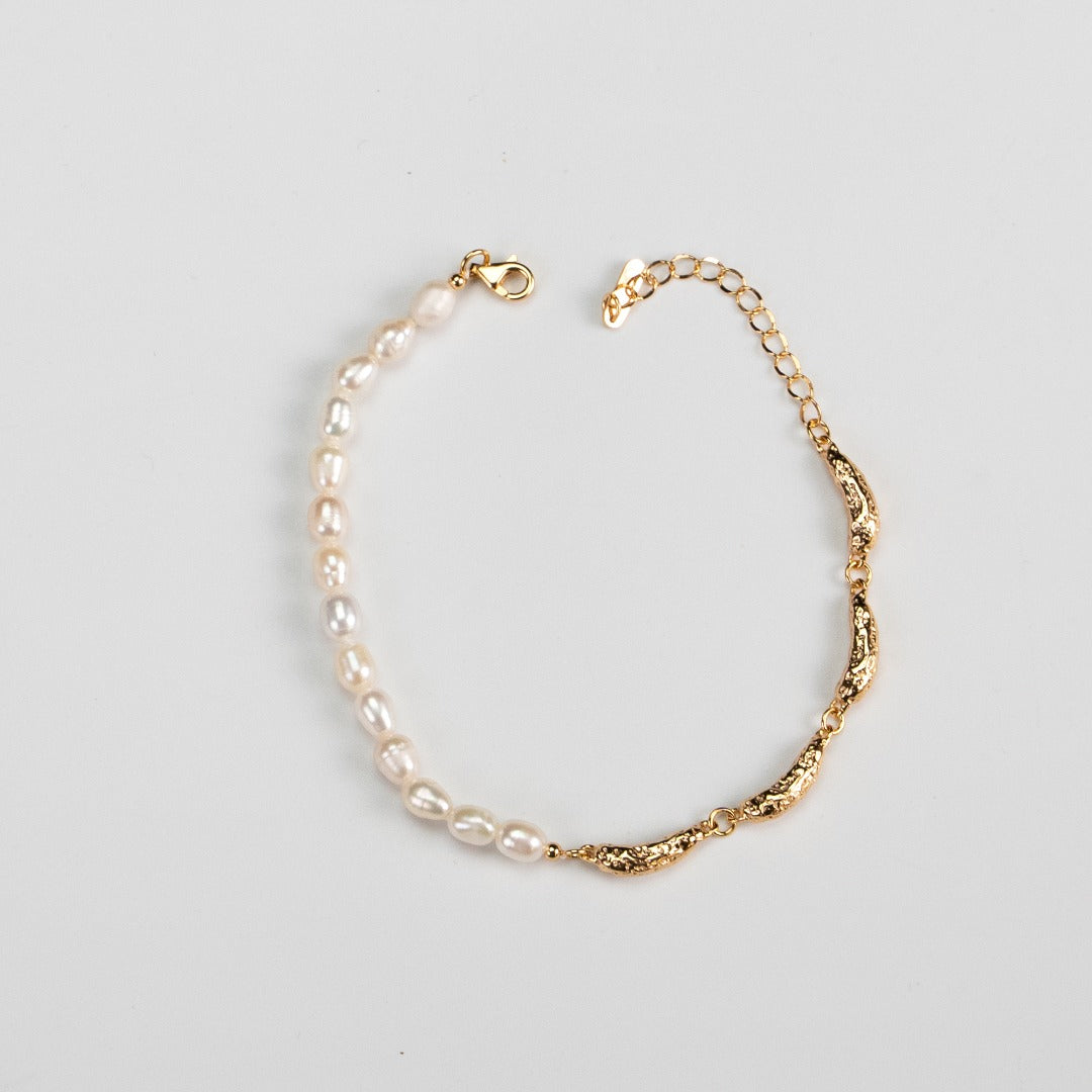 Elegant Half Pearl Half Gold Natural Pearl Bracelet crafted from S925 silver and natural pearls, finished in vintage gold. The bracelet measures approximately 16.5cm with a 4cm extension chain. Each pearl is about 5mm in size, while the silver accents are approximately 3mm x 4mm. This delicate design alternates between pearls and silver pieces, offering a perfect balance of classic charm and modern sophistication.