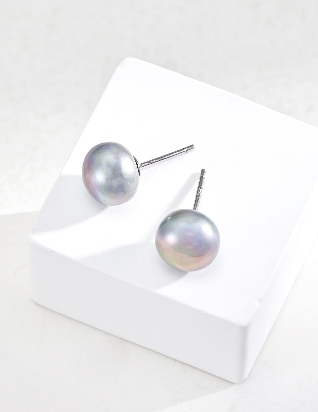 Minimalist earrings made from 925 silver featuring natural pearls with a width of approximately 1.6cm. These white gold earrings showcase a delicate pairing of pearls, radiating a soft, luminous glow, perfect for any occasion.