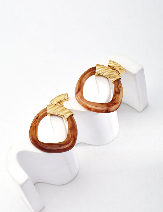 Modern ethnic-style resin earrings crafted from high-quality 925 silver, featuring a vintage gold finish with a caramel tone. These unique earrings measure approximately 4.5cm in height and 3.5cm in width, showcasing a round shape that blends simplicity and elegance. Lightweight and comfortable for all-day wear, these earrings effortlessly elevate any outfit with their understated luxury.