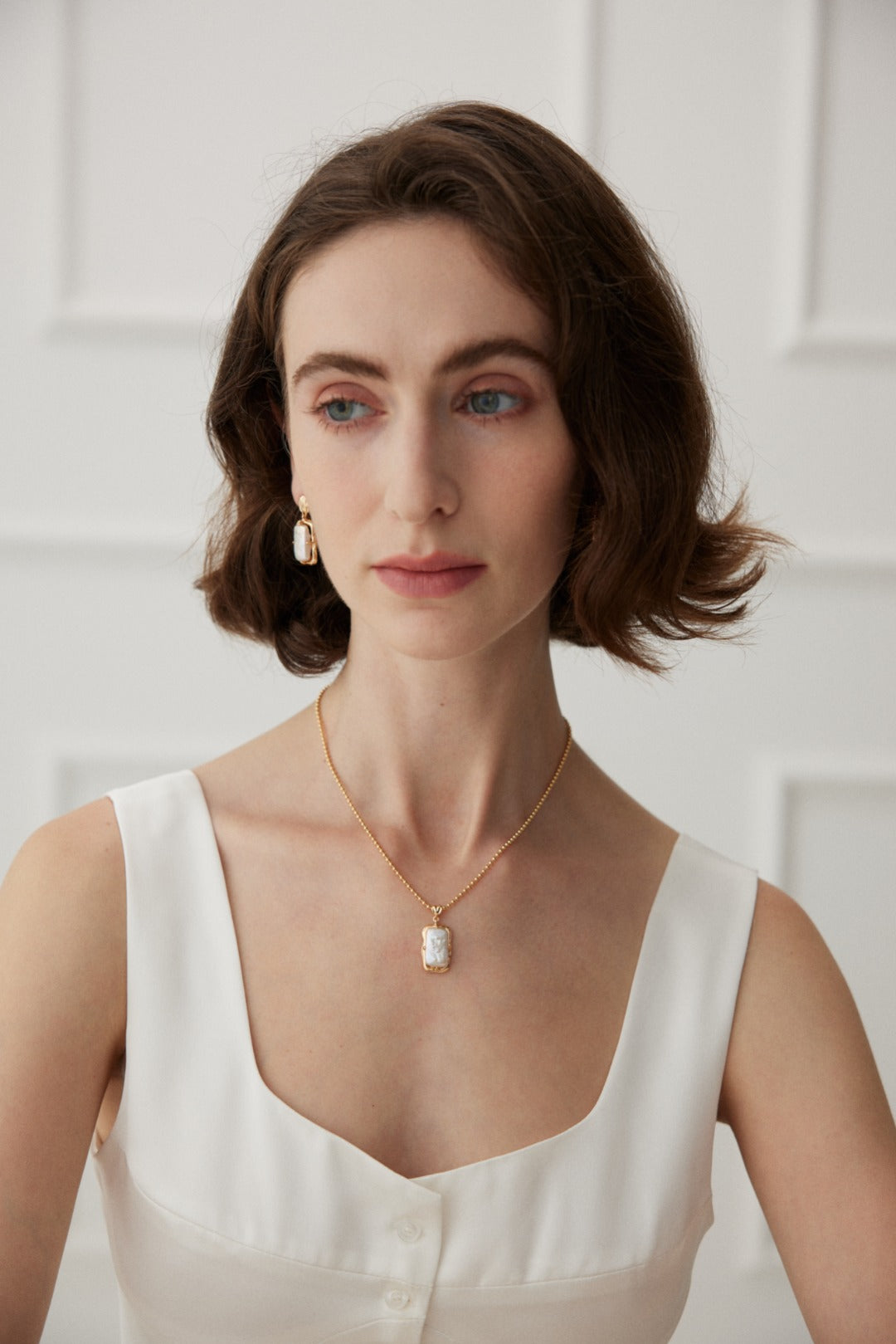 Natural rectangle baroque pearl necklace crafted from high-quality 925 silver with a vintage gold finish. This necklace features a unique rectangular baroque pearl pendant, measuring approximately 2cm high and 1cm wide, adding a modern twist to classic elegance. With a chain length of 39cm plus a 6cm extension, this necklace is perfect for everyday wear or special occasions, making it an ideal accessory for any jewelry collection.