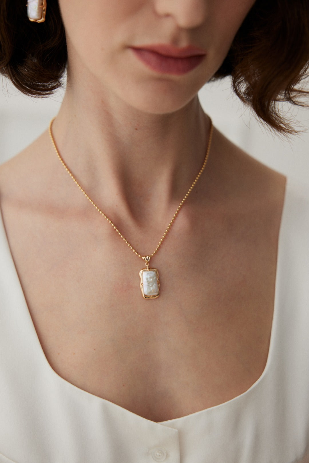 Natural rectangle baroque pearl necklace crafted from high-quality 925 silver with a vintage gold finish. This necklace features a unique rectangular baroque pearl pendant, measuring approximately 2cm high and 1cm wide, adding a modern twist to classic elegance. With a chain length of 39cm plus a 6cm extension, this necklace is perfect for everyday wear or special occasions, making it an ideal accessory for any jewelry collection.