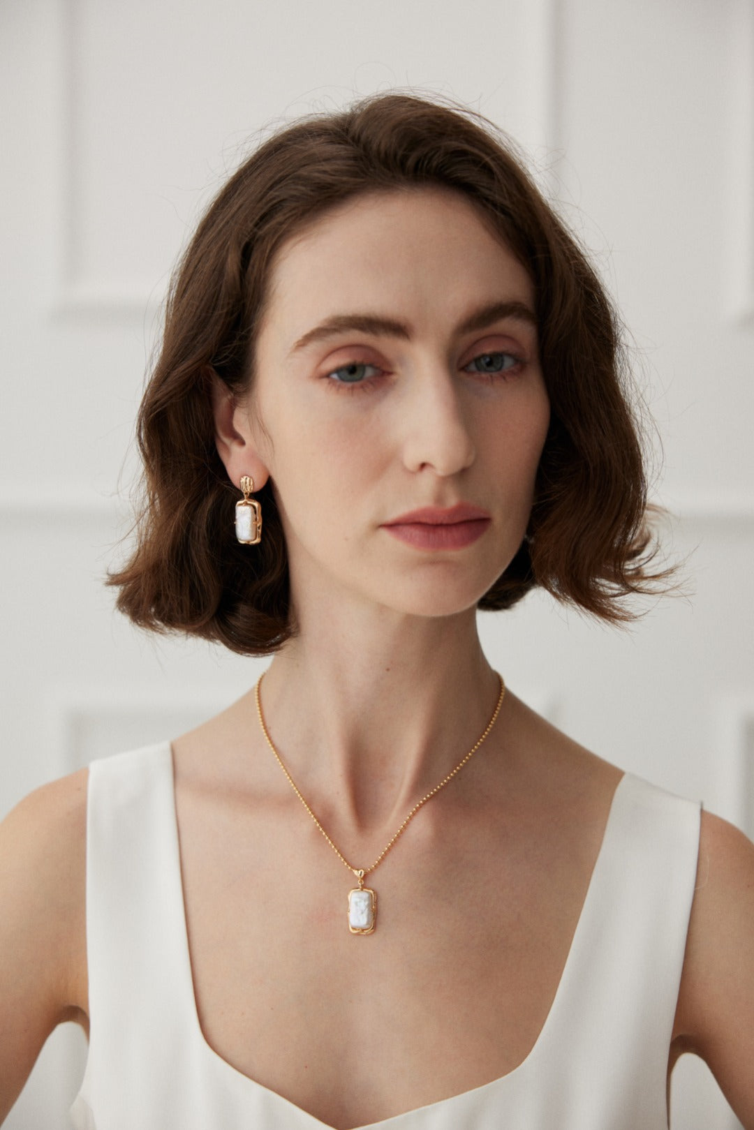 Natural rectangle baroque pearl necklace crafted from high-quality 925 silver with a vintage gold finish. This necklace features a unique rectangular baroque pearl pendant, measuring approximately 2cm high and 1cm wide, adding a modern twist to classic elegance. With a chain length of 39cm plus a 6cm extension, this necklace is perfect for everyday wear or special occasions, making it an ideal accessory for any jewelry collection.