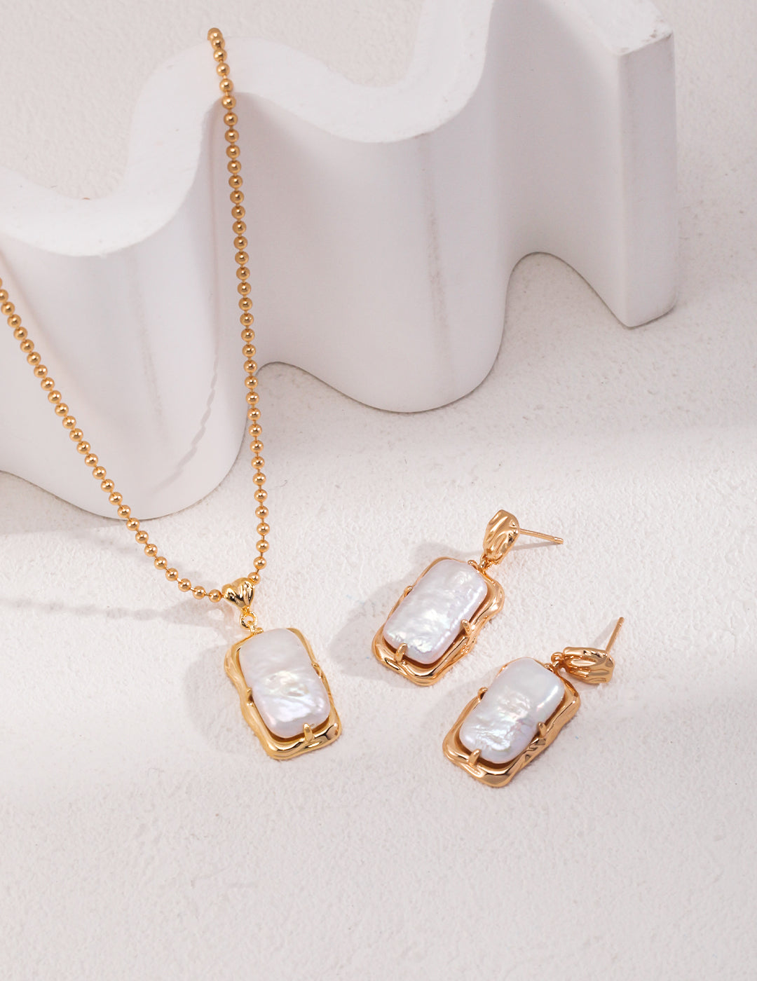 Natural rectangle baroque pearl necklace crafted from high-quality 925 silver with a vintage gold finish. This necklace features a unique rectangular baroque pearl pendant, measuring approximately 2cm high and 1cm wide, adding a modern twist to classic elegance. With a chain length of 39cm plus a 6cm extension, this necklace is perfect for everyday wear or special occasions, making it an ideal accessory for any jewelry collection.