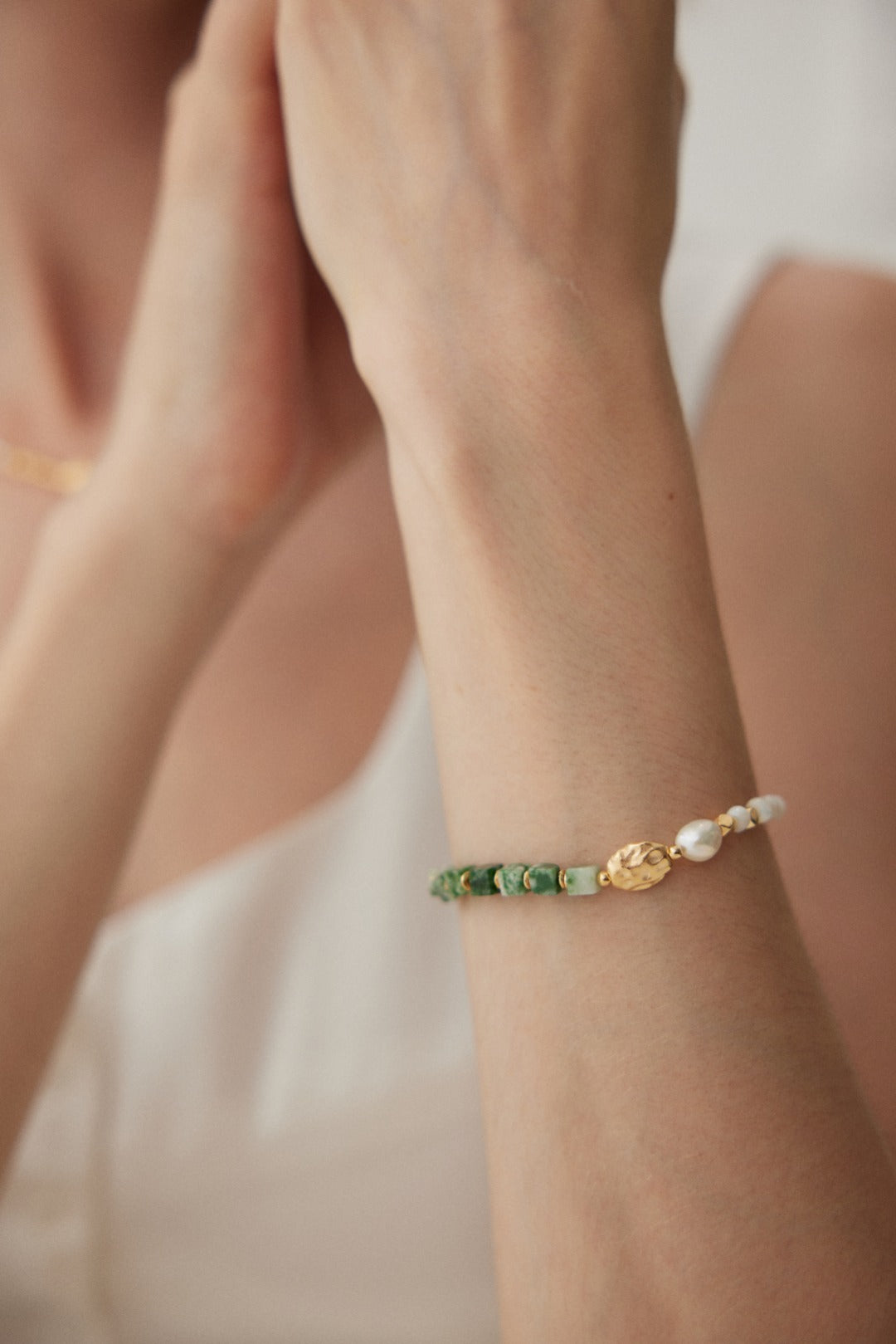 Qinghai Jade Bracelet featuring calming green jade, adorned with lustrous pearls and mother-of-pearl accents. Made from 925 silver with a retro gold finish, it has an adjustable chain length of approximately 15cm + 4cm extension. Perfect for everyday wear or special occasions.