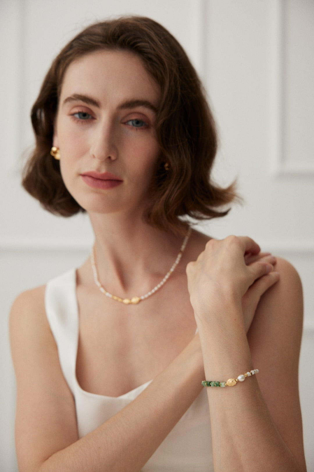 Qinghai Jade Bracelet featuring calming green jade, adorned with lustrous pearls and mother-of-pearl accents. Made from 925 silver with a retro gold finish, it has an adjustable chain length of approximately 15cm + 4cm extension. Perfect for everyday wear or special occasions.