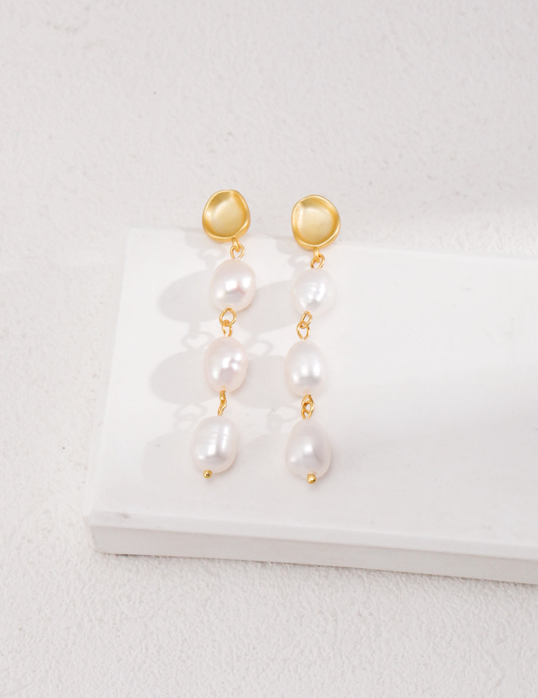 Elegant S925 silver earrings finished in luxurious K gold, featuring unique baroque pearls with sizes ranging from 8-10mm. The earrings have a total height of 50mm, adding a chic and sophisticated touch to any outfit. Each baroque pearl has its own distinct shape, making these earrings perfect for both special occasions and everyday elegance.