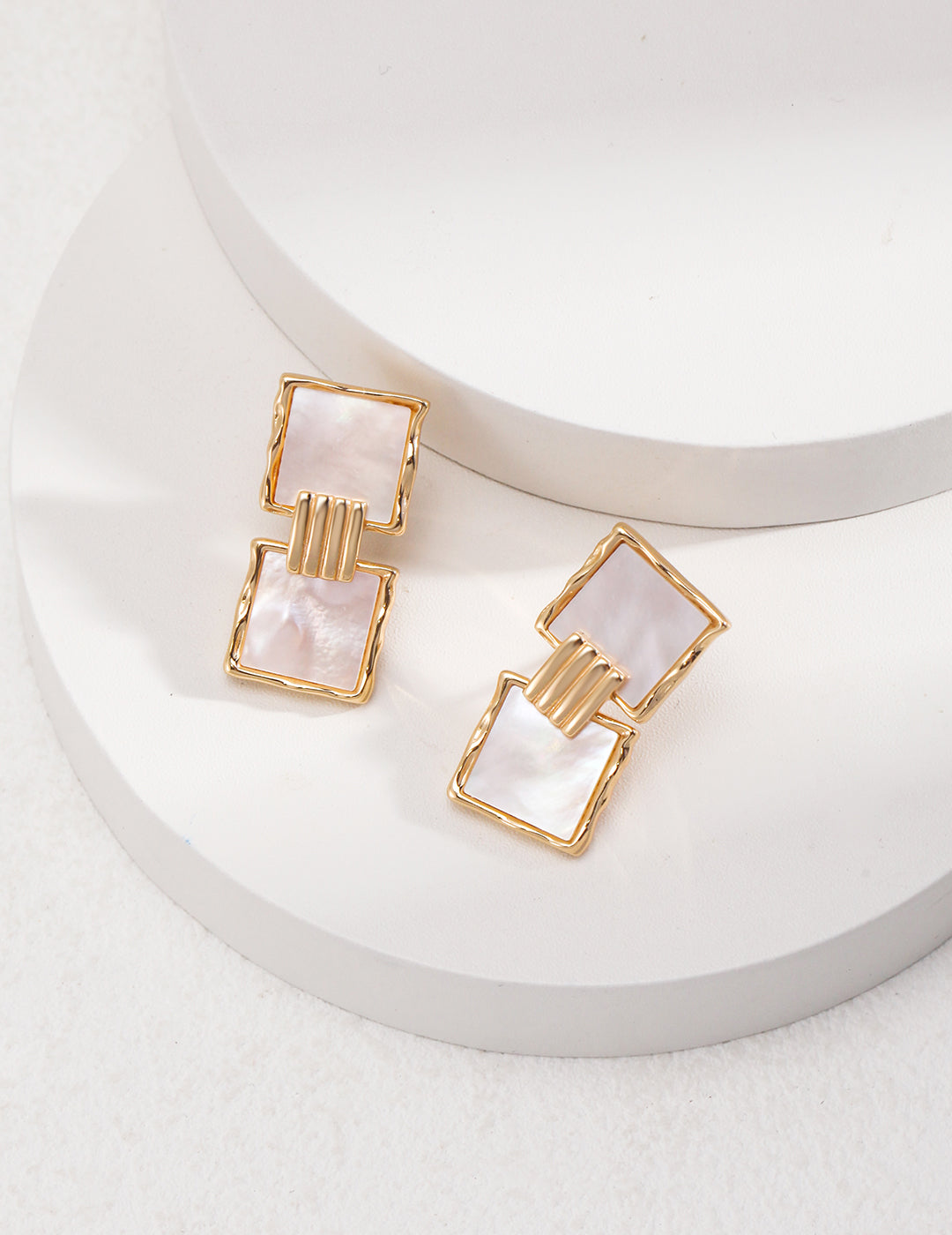 Vintage gold square shell earrings crafted from 925 silver, featuring a unique design with connected golden squares. Measuring 2.6cm in height and 1.3cm in width, these earrings add a sophisticated touch of elegance to any outfit, with a style reminiscent of two shining stars.