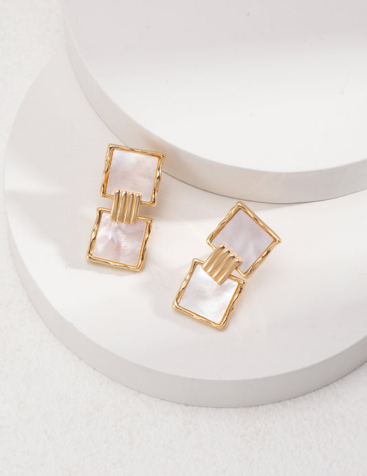 Vintage gold square shell earrings crafted from 925 silver, featuring a unique design with connected golden squares. Measuring 2.6cm in height and 1.3cm in width, these earrings add a sophisticated touch of elegance to any outfit, with a style reminiscent of two shining stars.