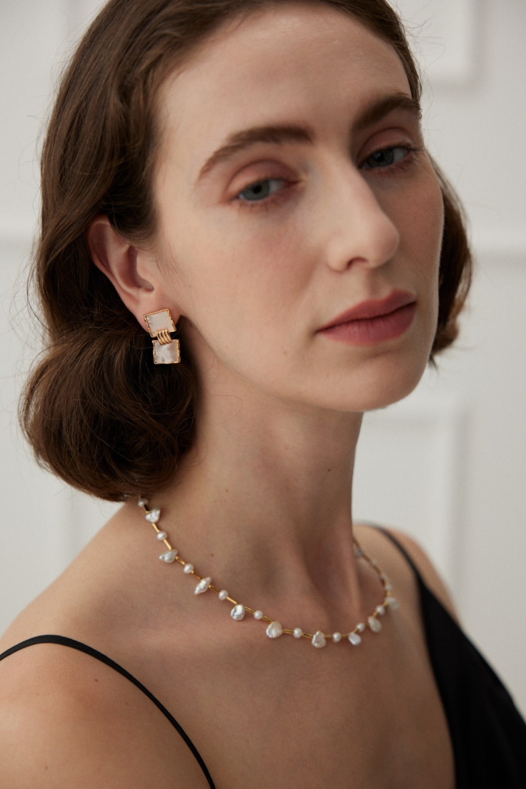 Vintage gold square shell earrings crafted from 925 silver, featuring a unique design with connected golden squares. Measuring 2.6cm in height and 1.3cm in width, these earrings add a sophisticated touch of elegance to any outfit, with a style reminiscent of two shining stars.