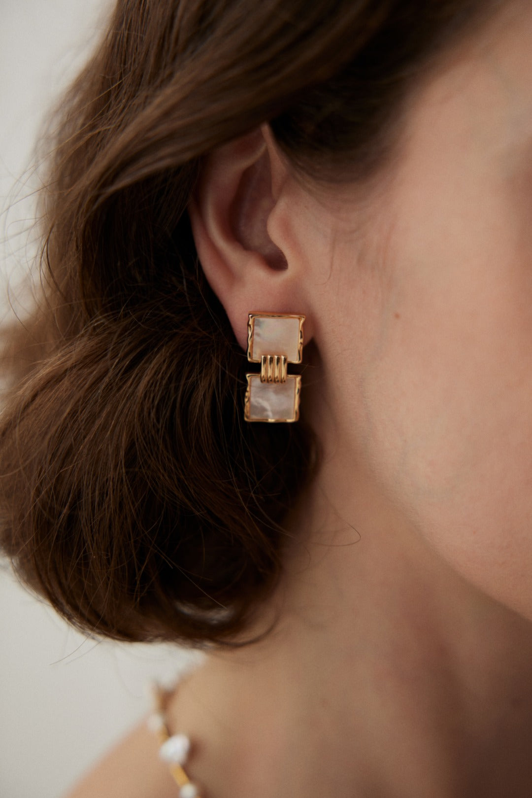 Vintage gold square shell earrings crafted from 925 silver, featuring a unique design with connected golden squares. Measuring 2.6cm in height and 1.3cm in width, these earrings add a sophisticated touch of elegance to any outfit, with a style reminiscent of two shining stars.