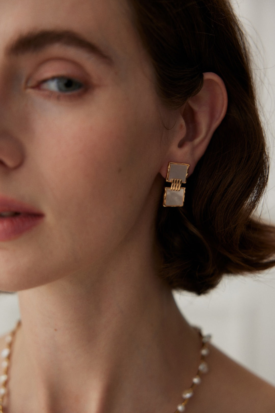 Vintage gold square shell earrings crafted from 925 silver, featuring a unique design with connected golden squares. Measuring 2.6cm in height and 1.3cm in width, these earrings add a sophisticated touch of elegance to any outfit, with a style reminiscent of two shining stars.