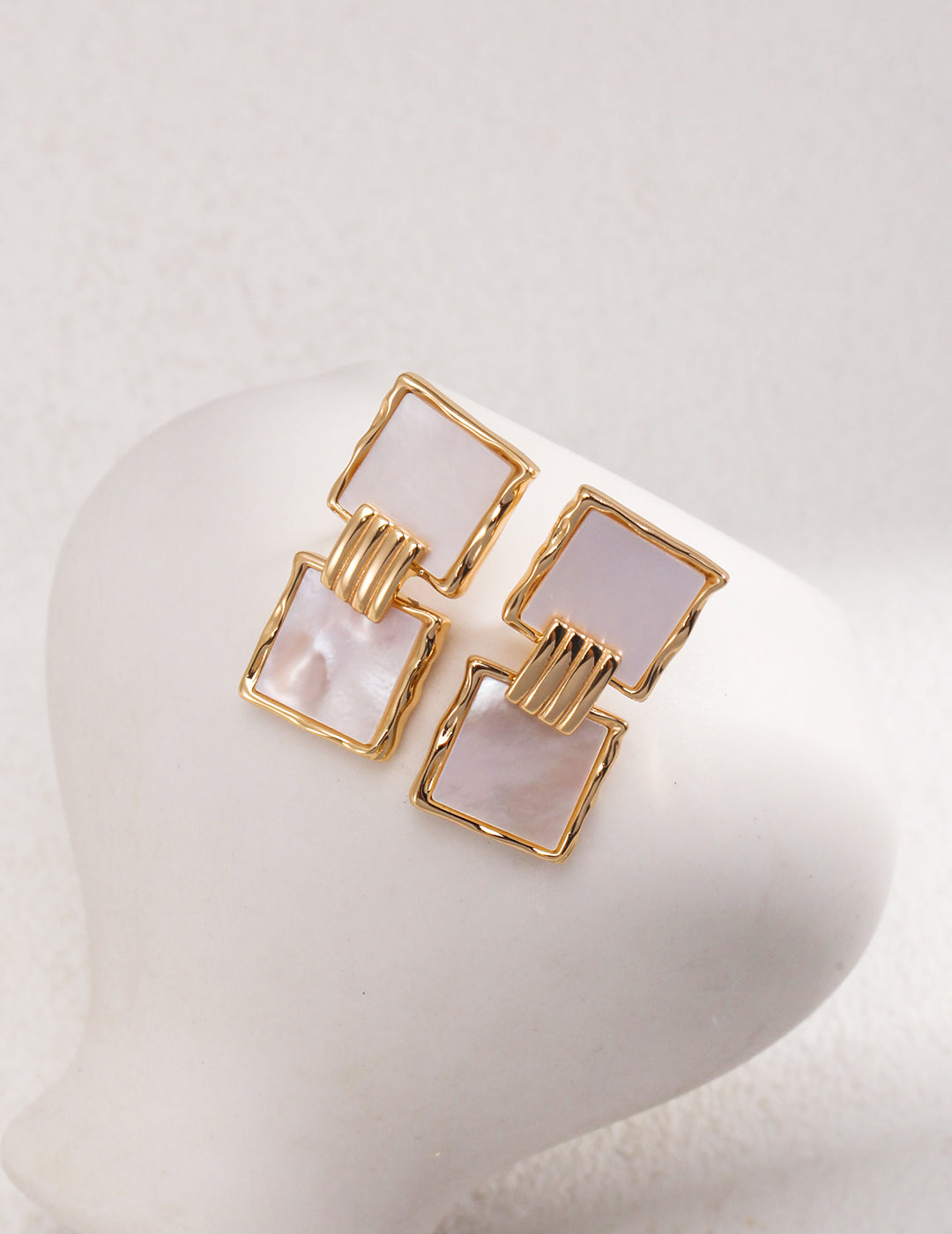Vintage gold square shell earrings crafted from 925 silver, featuring a unique design with connected golden squares. Measuring 2.6cm in height and 1.3cm in width, these earrings add a sophisticated touch of elegance to any outfit, with a style reminiscent of two shining stars.
