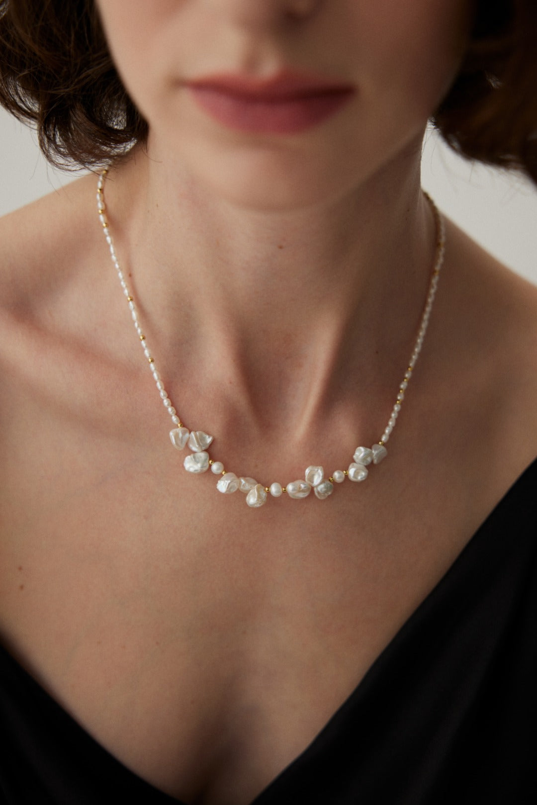 Sterling silver necklace featuring stone-shaped baroque pearls, inspired by morning dew. Crafted with S925 silver and K gold finish, with rice pearls and baroque pearls for a dreamlike elegance.