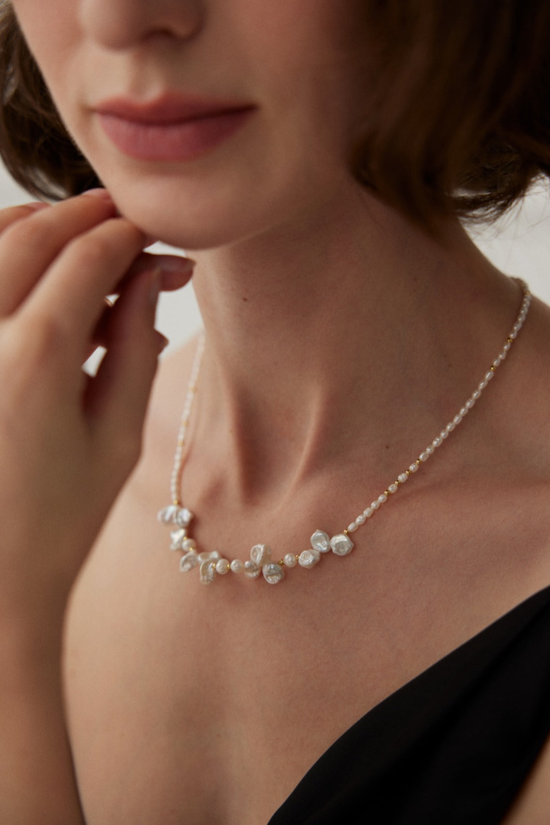 Sterling silver necklace featuring stone-shaped baroque pearls, inspired by morning dew. Crafted with S925 silver and K gold finish, with rice pearls and baroque pearls for a dreamlike elegance.