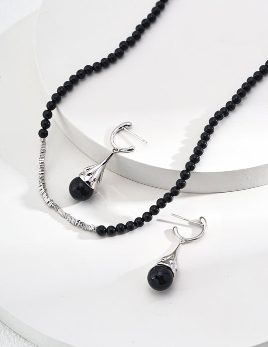 925 sterling silver necklace with a black agate stone, available in vintage gold or white gold finishes. Adjustable length of 38cm with a 6cm extension chain, featuring a 4mm black agate stone. A simple yet elegant piece, perfect for adding sophistication to both casual and formal outfits.