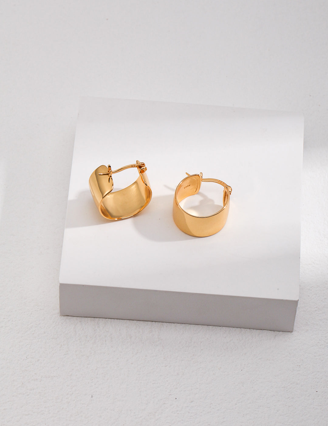 Elegant sterling silver earrings in retro gold finish, featuring a clean and modern design. With a height of 22mm and inner diameter of 17mm, these versatile earrings offer timeless simplicity, perfect for elevating both casual and formal outfits.