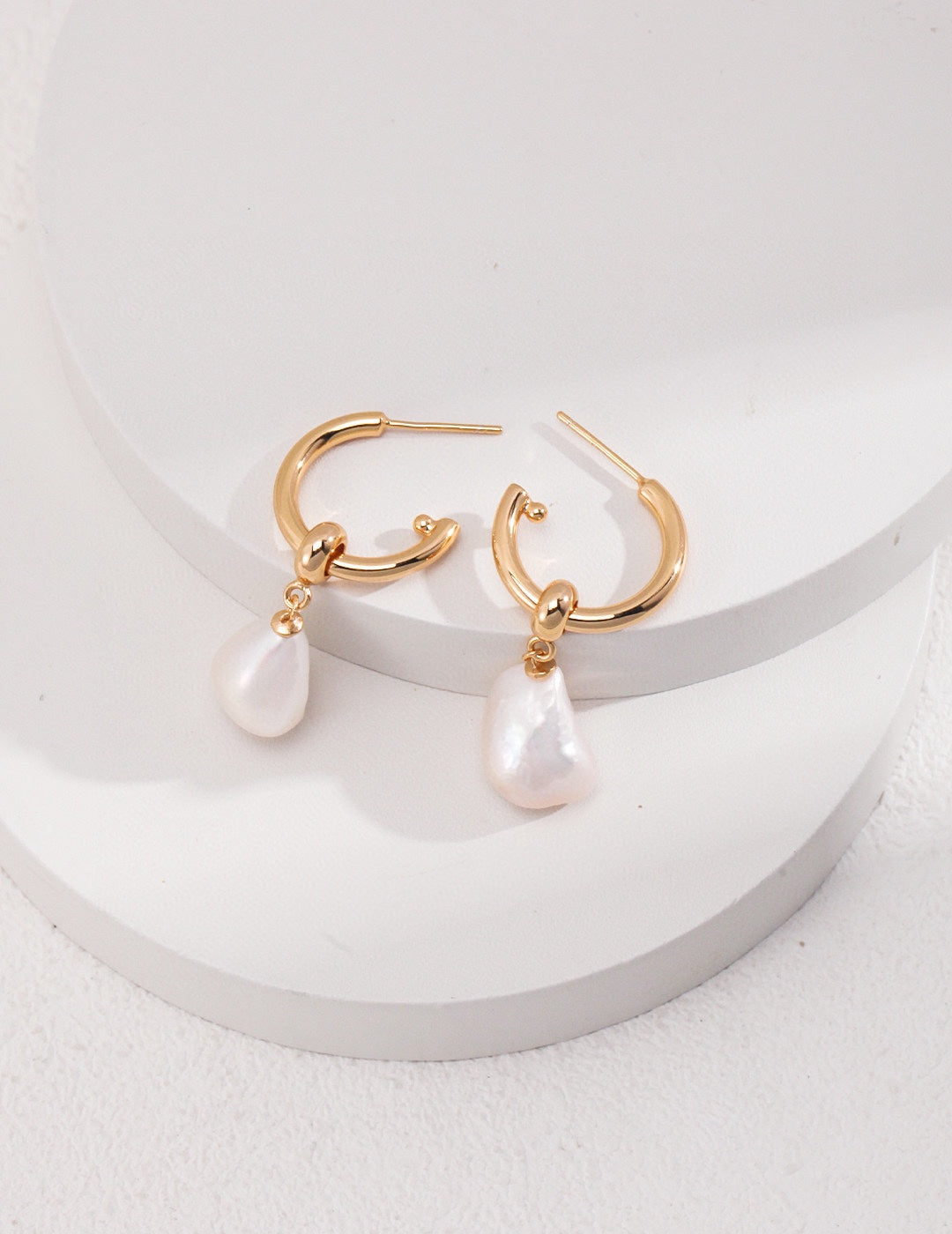 Elegant sterling silver earrings in retro gold finish, featuring a clean and modern design. With a height of 22mm and inner diameter of 17mm, these versatile earrings offer timeless simplicity, perfect for elevating both casual and formal outfits.