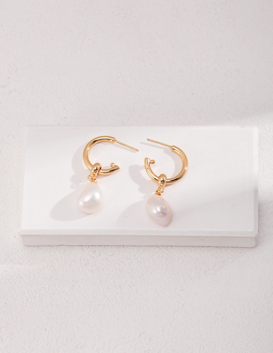 Elegant sterling silver earrings in retro gold finish, featuring a clean and modern design. With a height of 22mm and inner diameter of 17mm, these versatile earrings offer timeless simplicity, perfect for elevating both casual and formal outfits.