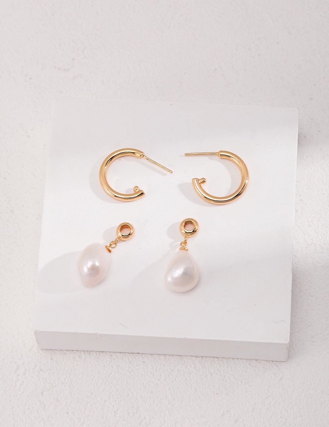 Elegant sterling silver earrings in retro gold finish, featuring a clean and modern design. With a height of 22mm and inner diameter of 17mm, these versatile earrings offer timeless simplicity, perfect for elevating both casual and formal outfits.