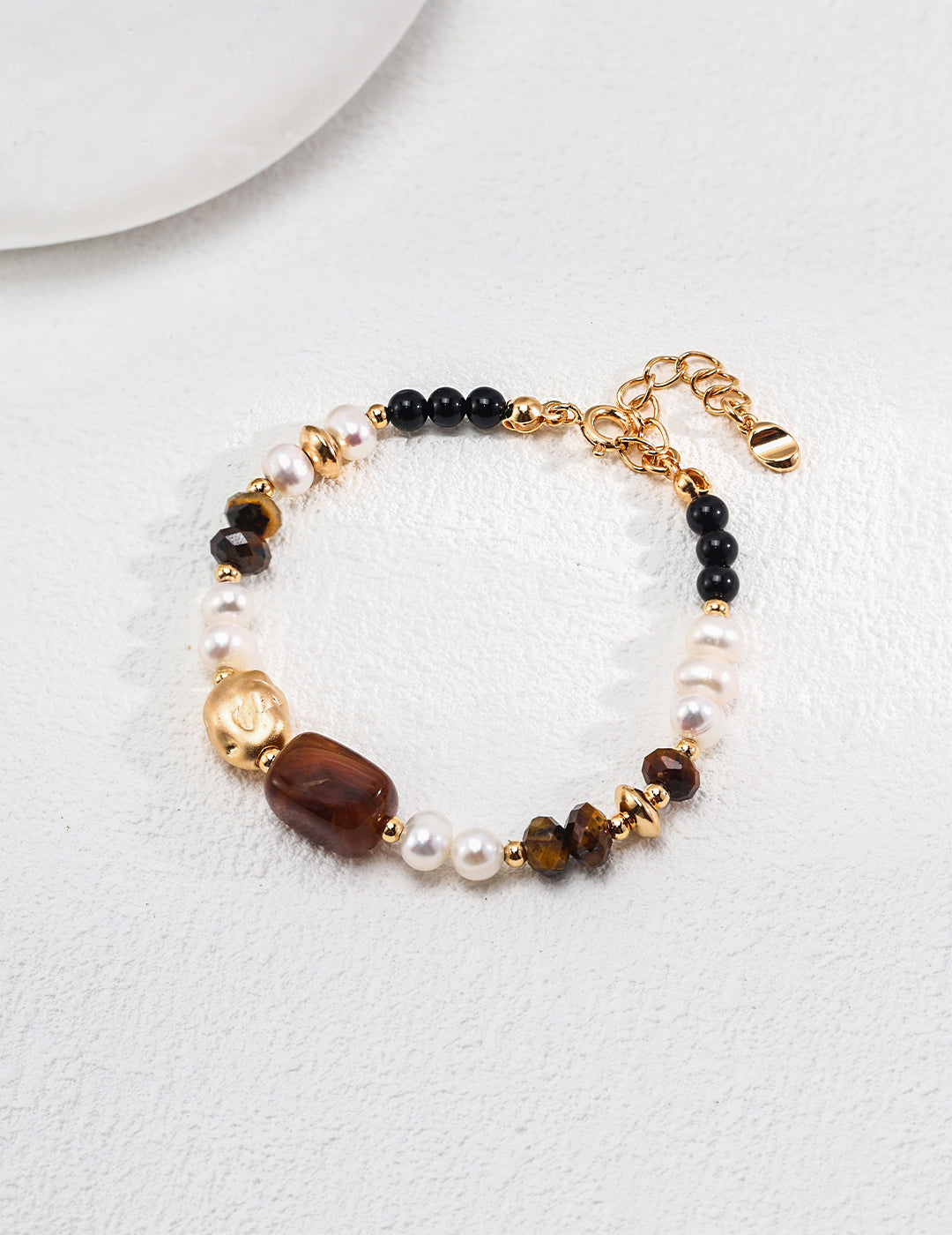 Elegant sterling silver pearl bracelet crafted from high-quality 925 sterling silver, featuring natural pearls, tiger eye stone, black agate, and resin. The bracelet has an adjustable length of 16cm plus a 3cm extension chain for a perfect fit. Pearl sizes range from 5-6mm, while the agate measures 4mm and the tiger eye is 6mm. This vintage gold bracelet beautifully combines elegance and natural charm, making it ideal for layering or wearing alone for a sophisticated touch.