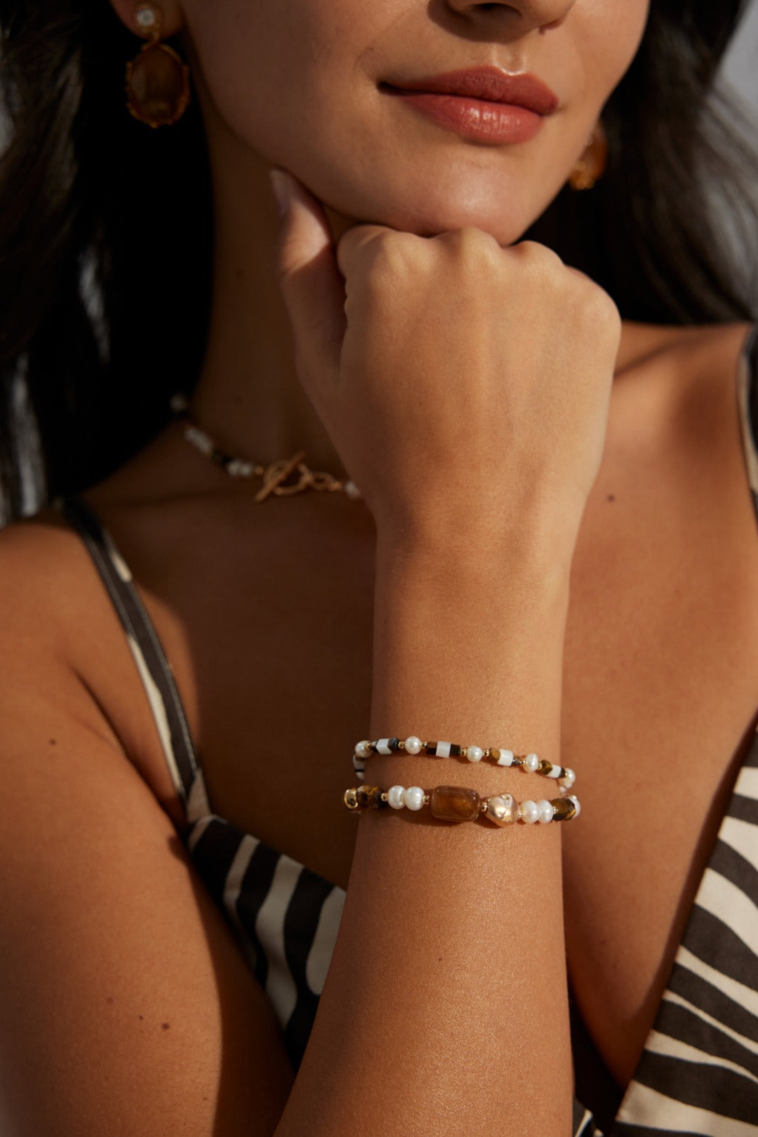 Elegant sterling silver pearl bracelet crafted from high-quality 925 sterling silver, featuring natural pearls, tiger eye stone, black agate, and resin. The bracelet has an adjustable length of 16cm plus a 3cm extension chain for a perfect fit. Pearl sizes range from 5-6mm, while the agate measures 4mm and the tiger eye is 6mm. This vintage gold bracelet beautifully combines elegance and natural charm, making it ideal for layering or wearing alone for a sophisticated touch.