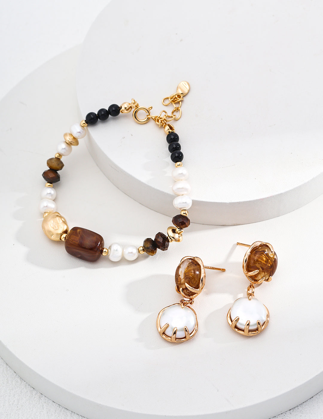 Elegant sterling silver pearl bracelet crafted from high-quality 925 sterling silver, featuring natural pearls, tiger eye stone, black agate, and resin. The bracelet has an adjustable length of 16cm plus a 3cm extension chain for a perfect fit. Pearl sizes range from 5-6mm, while the agate measures 4mm and the tiger eye is 6mm. This vintage gold bracelet beautifully combines elegance and natural charm, making it ideal for layering or wearing alone for a sophisticated touch.