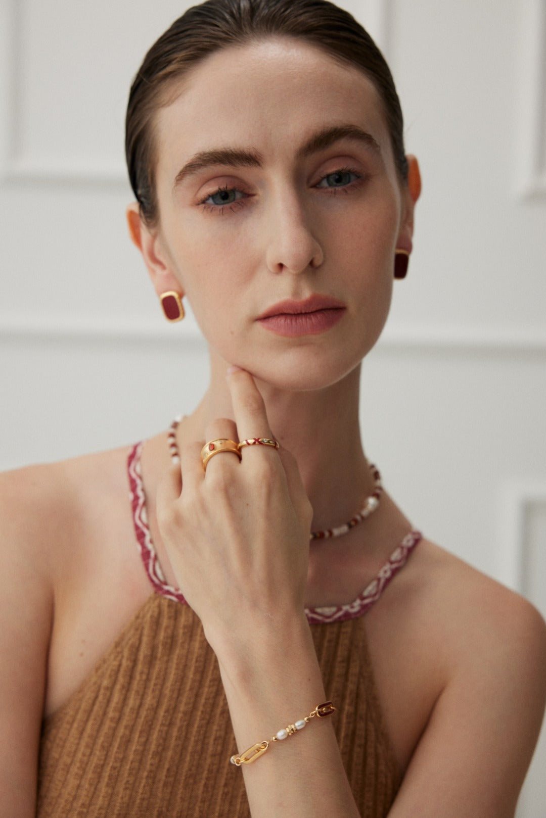 Sterling silver earrings with a vibrant red drop glaze, finished in vintage gold. Measuring approximately 1.8cm in height and 1.3cm in width, these modern earrings add a lively pop of color and flair to any outfit.