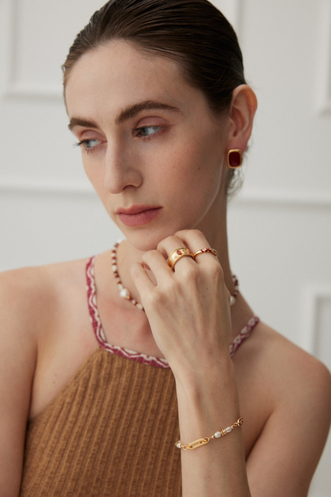 Sterling silver earrings with a vibrant red drop glaze, finished in vintage gold. Measuring approximately 1.8cm in height and 1.3cm in width, these modern earrings add a lively pop of color and flair to any outfit.