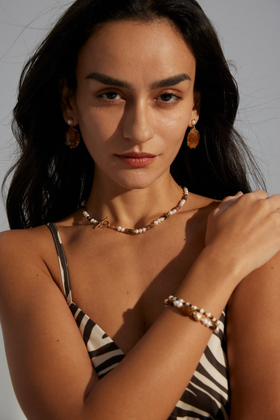 925 sterling silver necklace with natural pearls and tiger eye stones, finished in vintage gold. Features adjustable 40cm length, with 5mm pearls and 4.2mm tiger eye stones, blending sophistication and grounding energy.