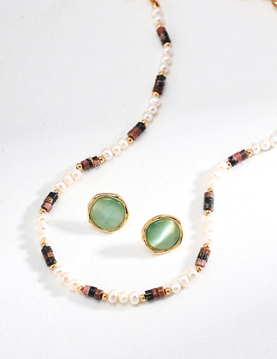 925 sterling silver necklace with natural pearls and tiger eye stones, finished in vintage gold. Features adjustable 40cm length, with 5mm pearls and 4.2mm tiger eye stones, blending sophistication and grounding energy.