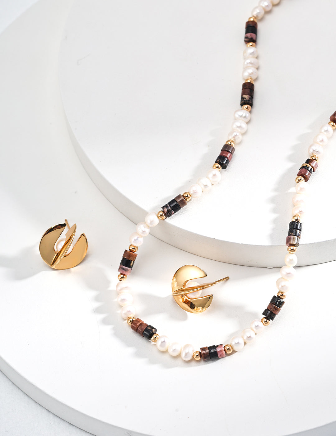 925 sterling silver necklace with natural pearls and tiger eye stones, finished in vintage gold. Features adjustable 40cm length, with 5mm pearls and 4.2mm tiger eye stones, blending sophistication and grounding energy.
