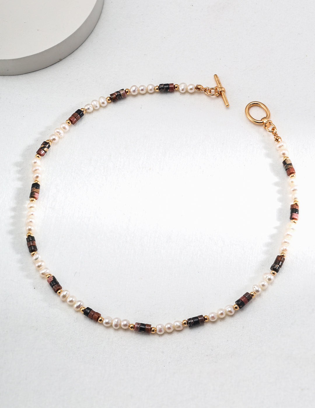 925 sterling silver necklace with natural pearls and tiger eye stones, finished in vintage gold. Features adjustable 40cm length, with 5mm pearls and 4.2mm tiger eye stones, blending sophistication and grounding energy.